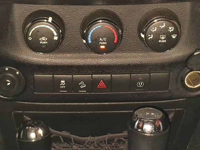 Used 2017 Jeep Wrangler Sahara AWD/4WD image 31