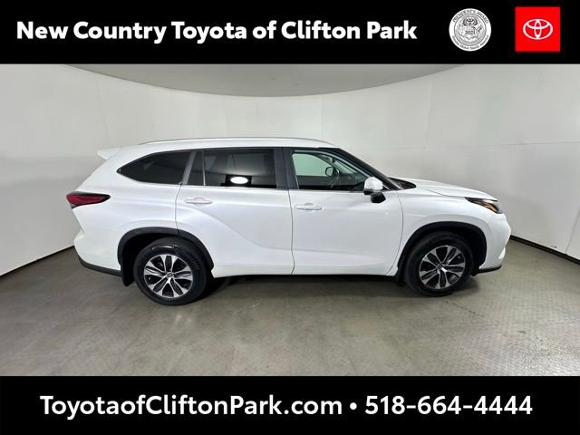 Used 2023 Toyota Highlander XLE image 2