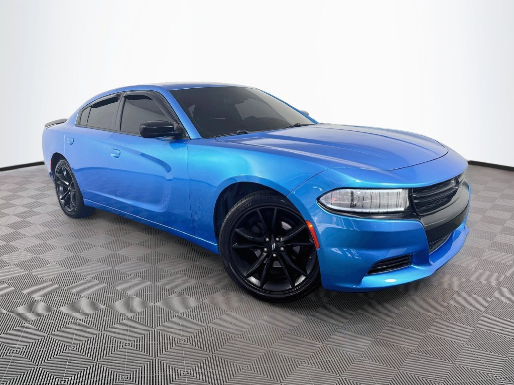 Used 2018 Dodge Charger SXT w/ Blacktop Package RWD image 3
