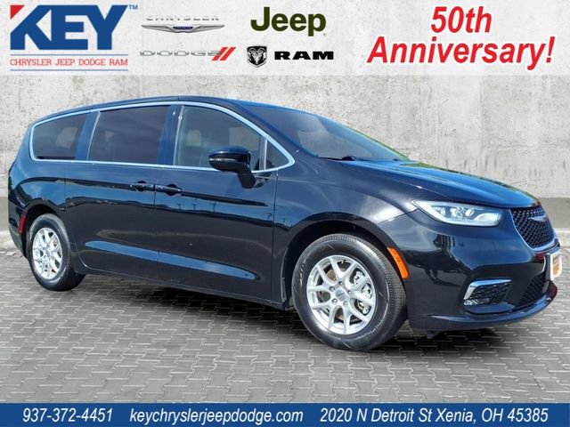 Used 2025 Chrysler Pacifica Select