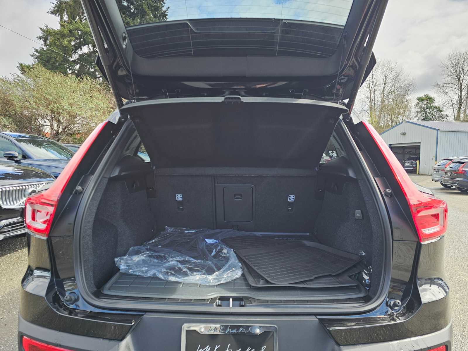 Used 2025 Volvo XC40 B5 Plus w/ Protection Package Premier image 15