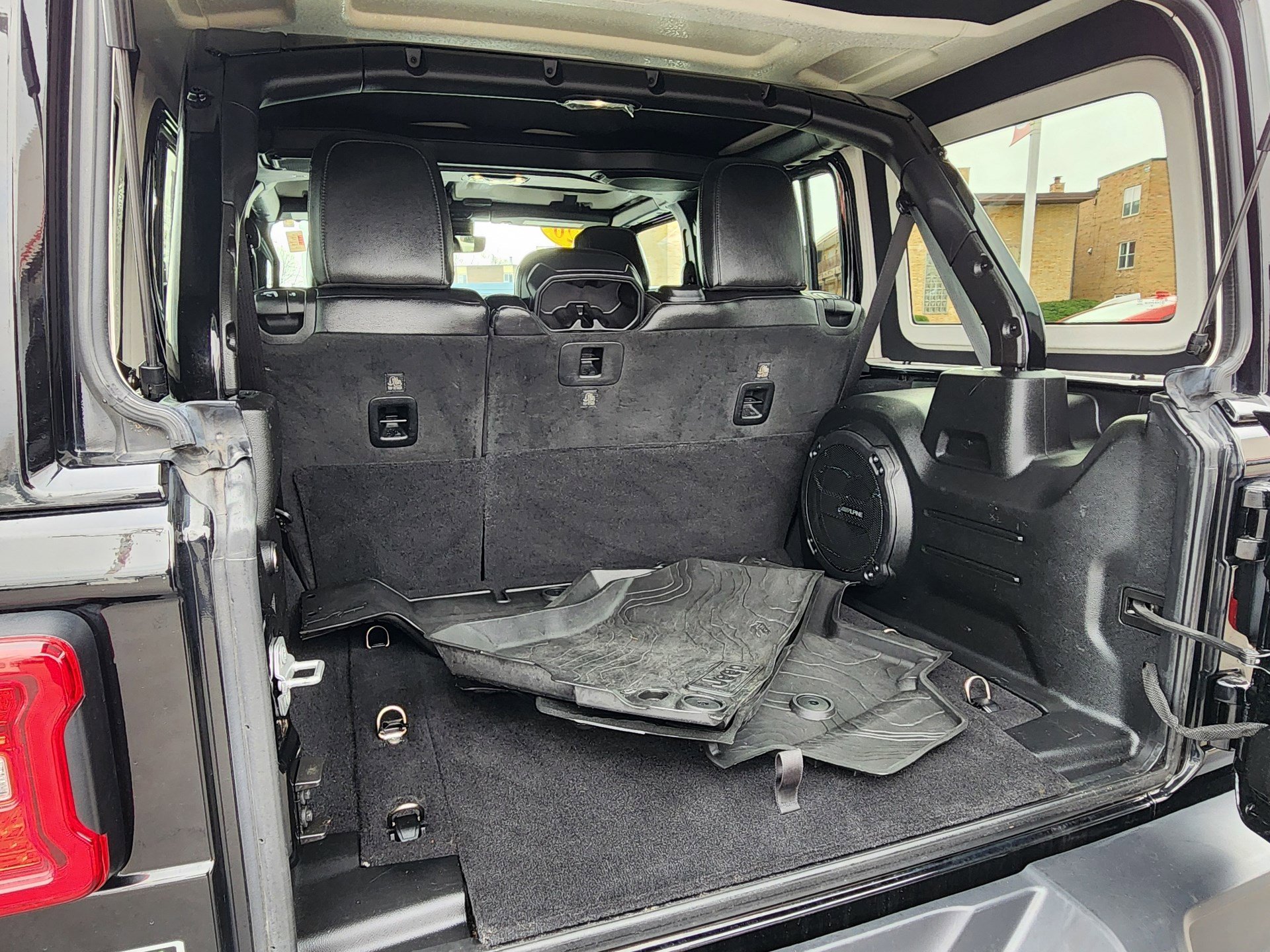 Used 2020 Jeep Wrangler Unlimited Sahara image 27