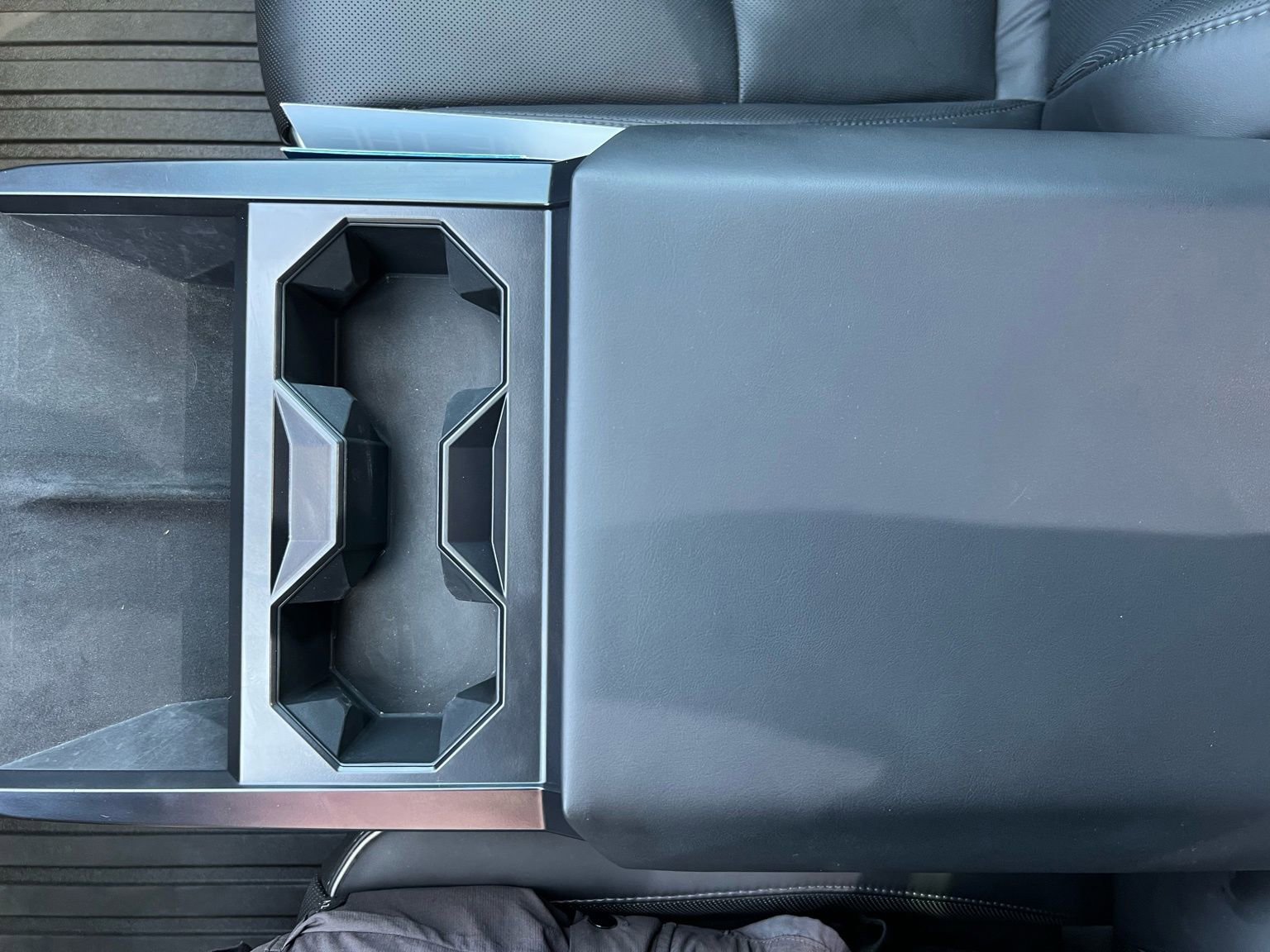 Used 2024 Tesla Cybertruck AWD Crew Cab image 40