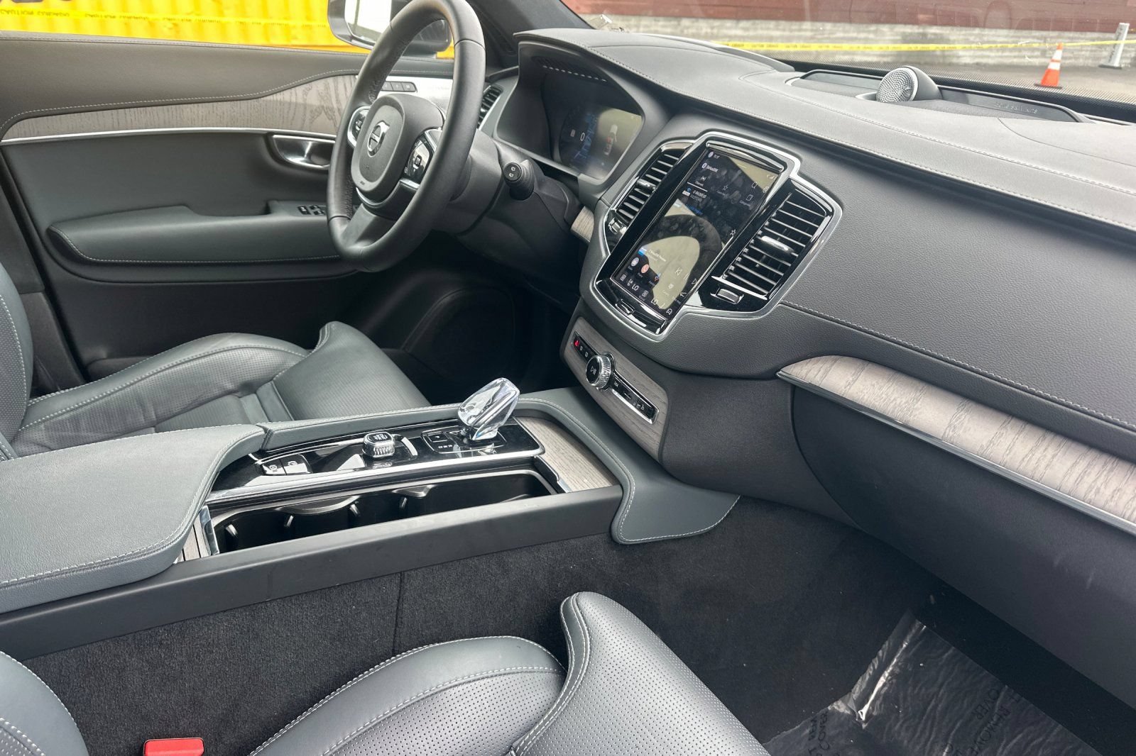Used 2025 Volvo XC90 B6 Ultra w/ Lounge Package AWD/4WD image 18