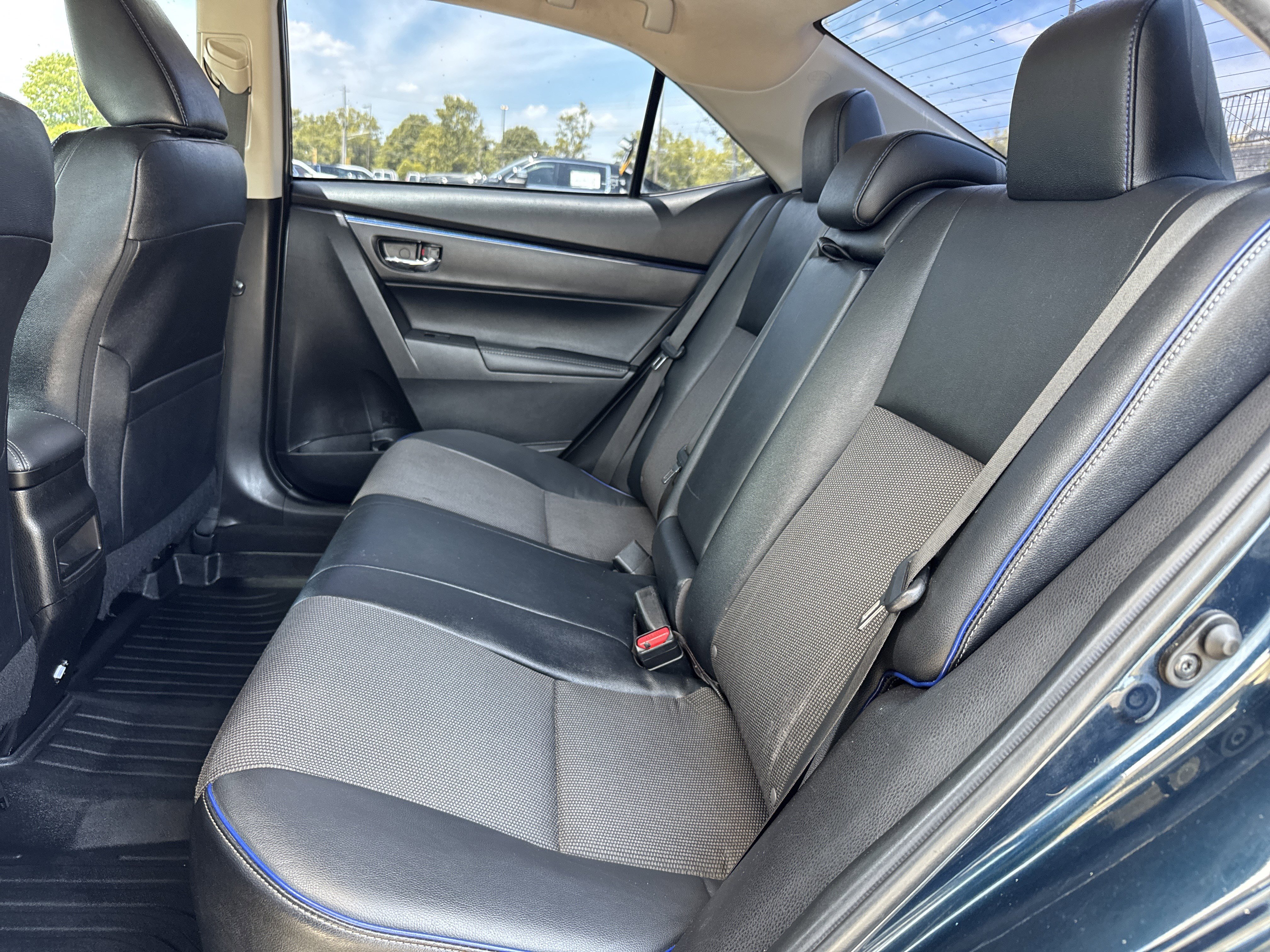 Used 2019 Toyota Corolla SE w/ SE Premium Package FWD image 29