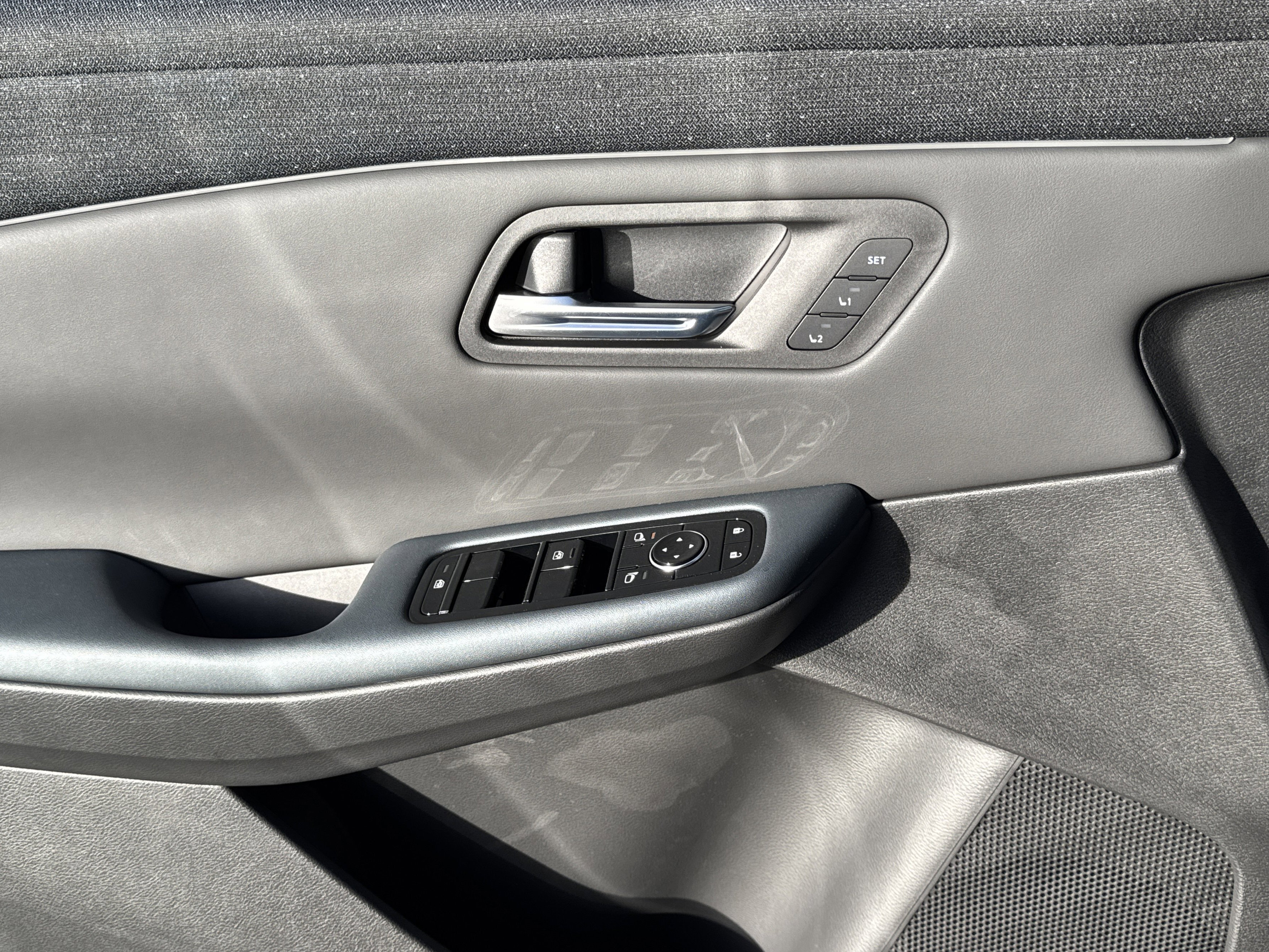 New 2026 Nissan Leaf Platinum+ w/ Cargo Package (Platinum+) image 9