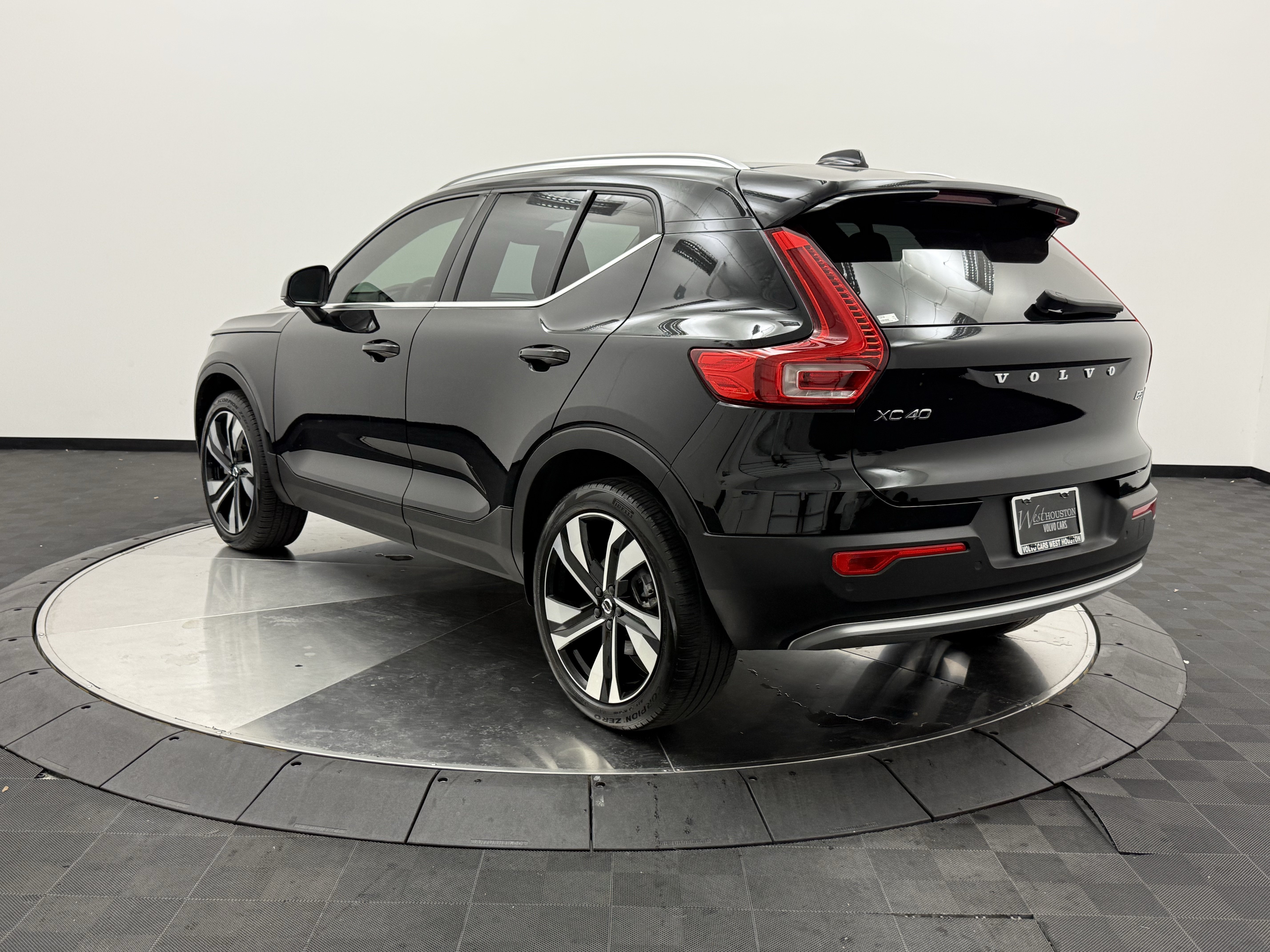 Certified 2024 Volvo XC40 B5 Plus w/ Protection Package Premier AWD/4WD image 5