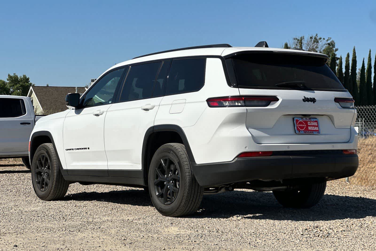 Used 2024 Jeep Grand Cherokee L Laredo RWD image 7