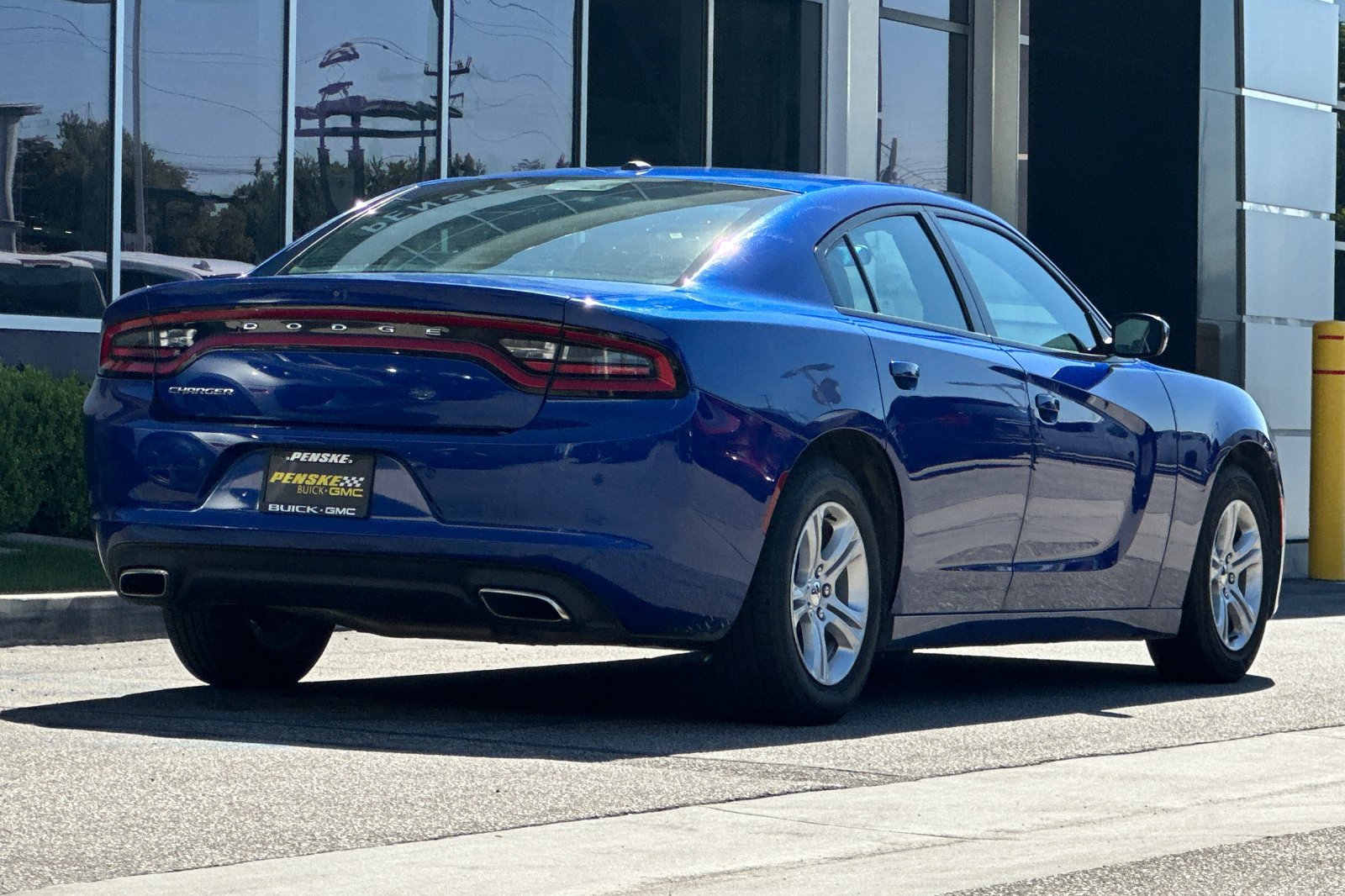 Used 2019 Dodge Charger SXT RWD image 4