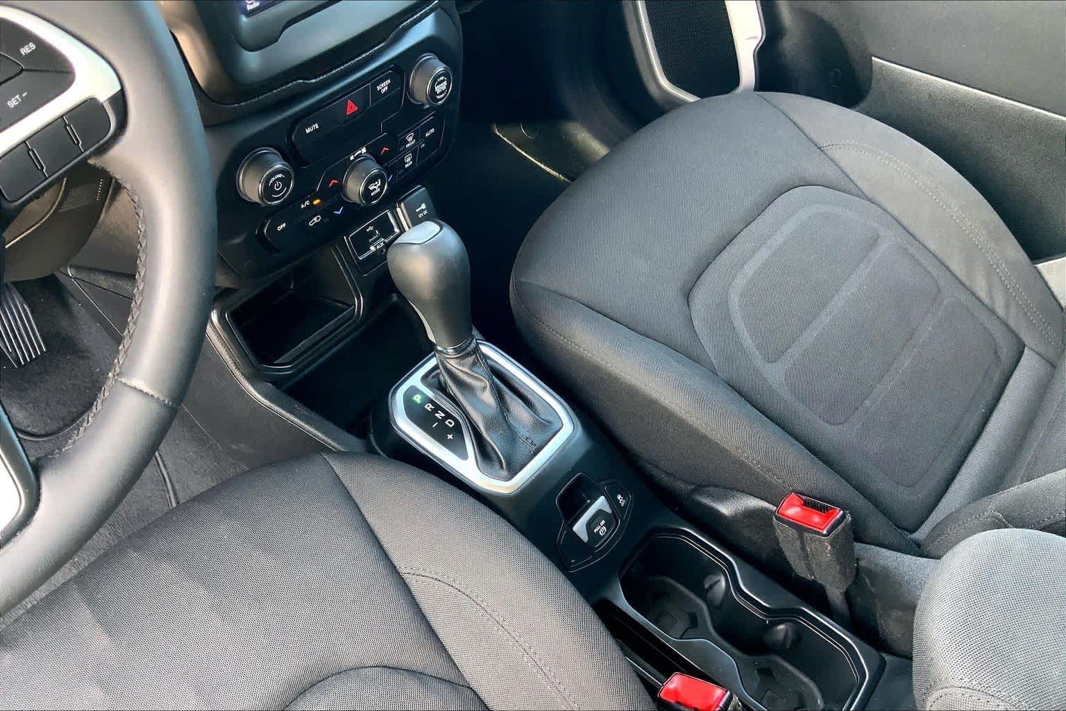 Used 2018 Jeep Renegade Latitude FWD image 17