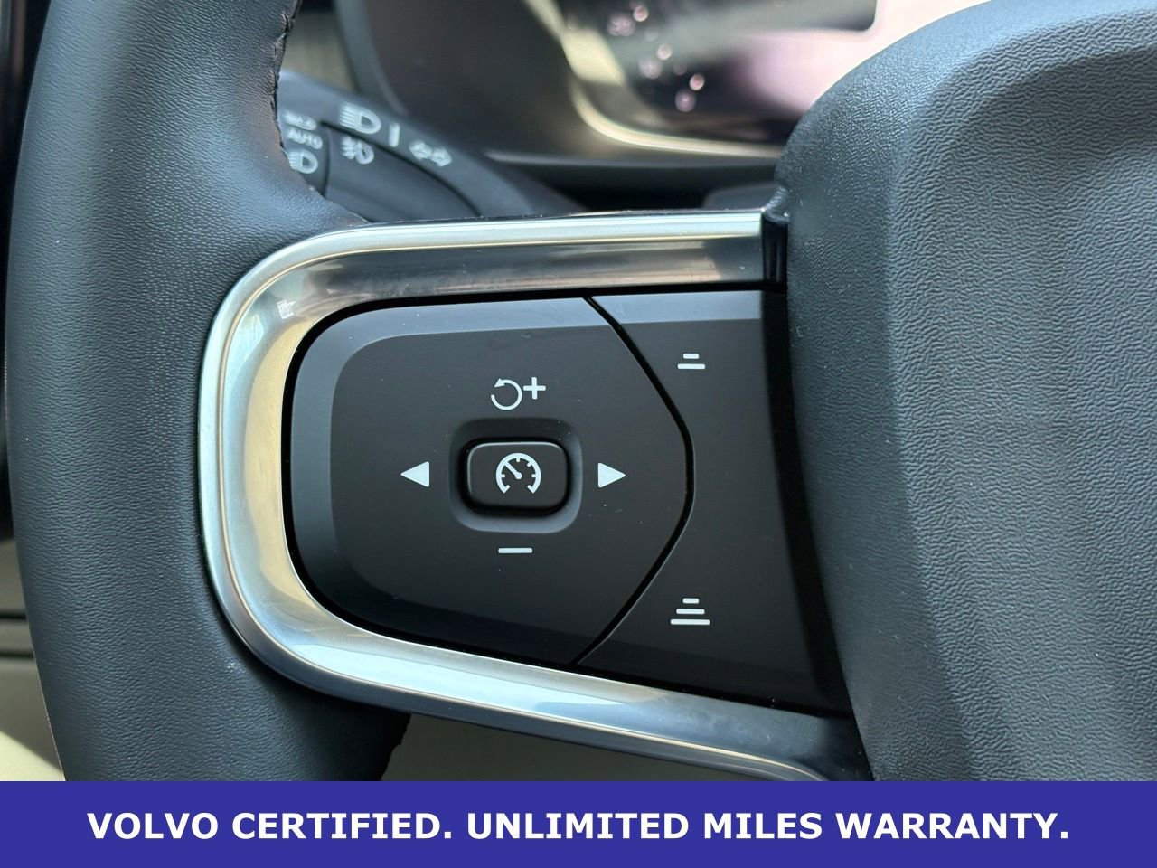 Certified 2024 Volvo XC40 B5 Ultimate w/ Protection Package Premier image 17