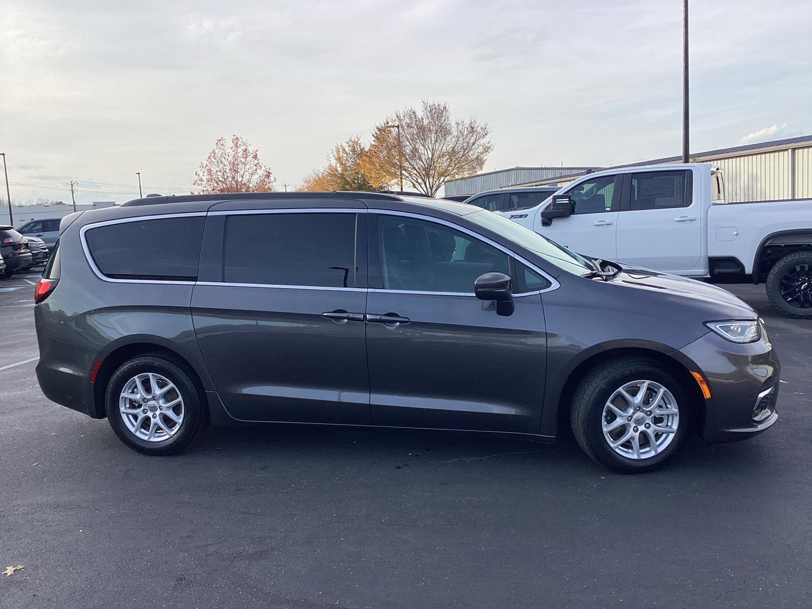 Used 2022 Chrysler Pacifica Touring-L image 5
