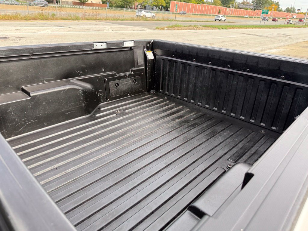 Used 2020 Toyota Tacoma SR5 w/ Blackout Package AWD/4WD image 18
