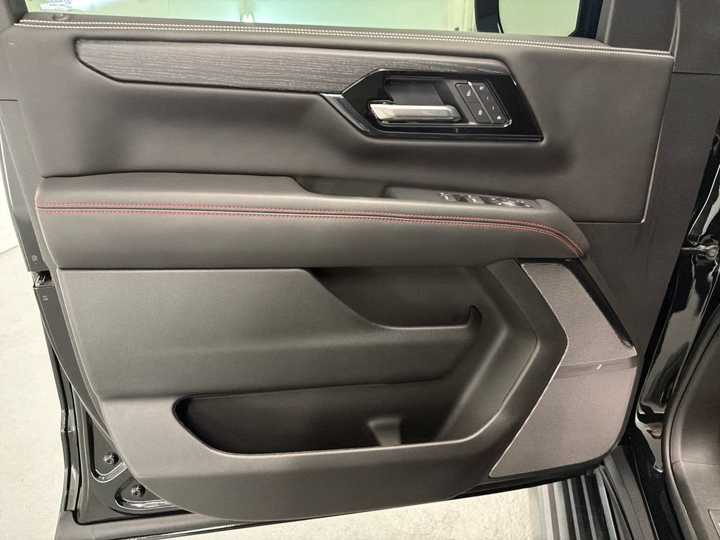 Used 2025 GMC Yukon AT4 Ultimate w/ LPO, AT4 Appearance Package AWD/4WD image 12
