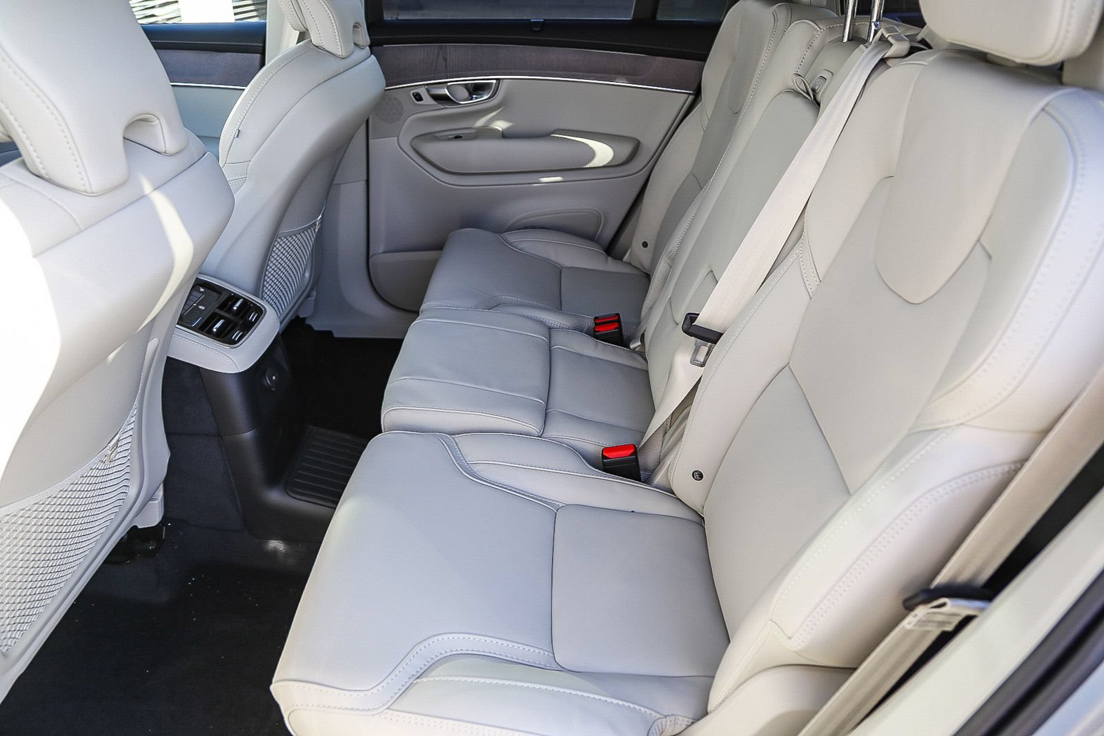 New 2026 Volvo XC90 T8 Ultra w/ Protection Package Premier AWD/4WD image 18