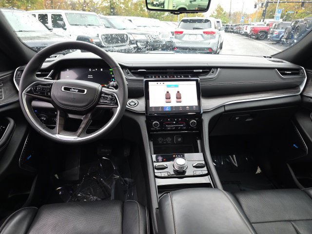 Used 2023 Jeep Grand Cherokee Overland w/ Luxury Tech Group IV AWD/4WD image 23