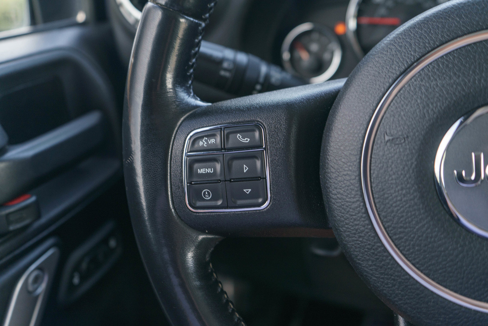 Used 2015 Jeep Wrangler Unlimited Sahara w/ Connectivity Group AWD/4WD image 19