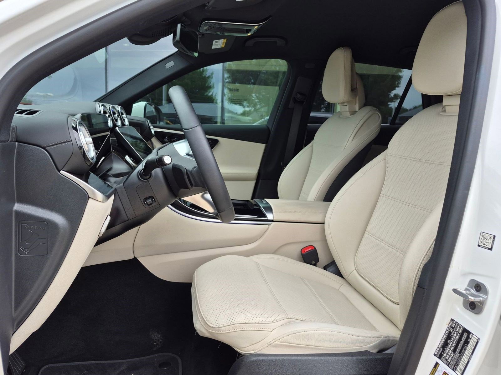 Used 2025 Mercedes-Benz GLC 350e 4MATIC image 5