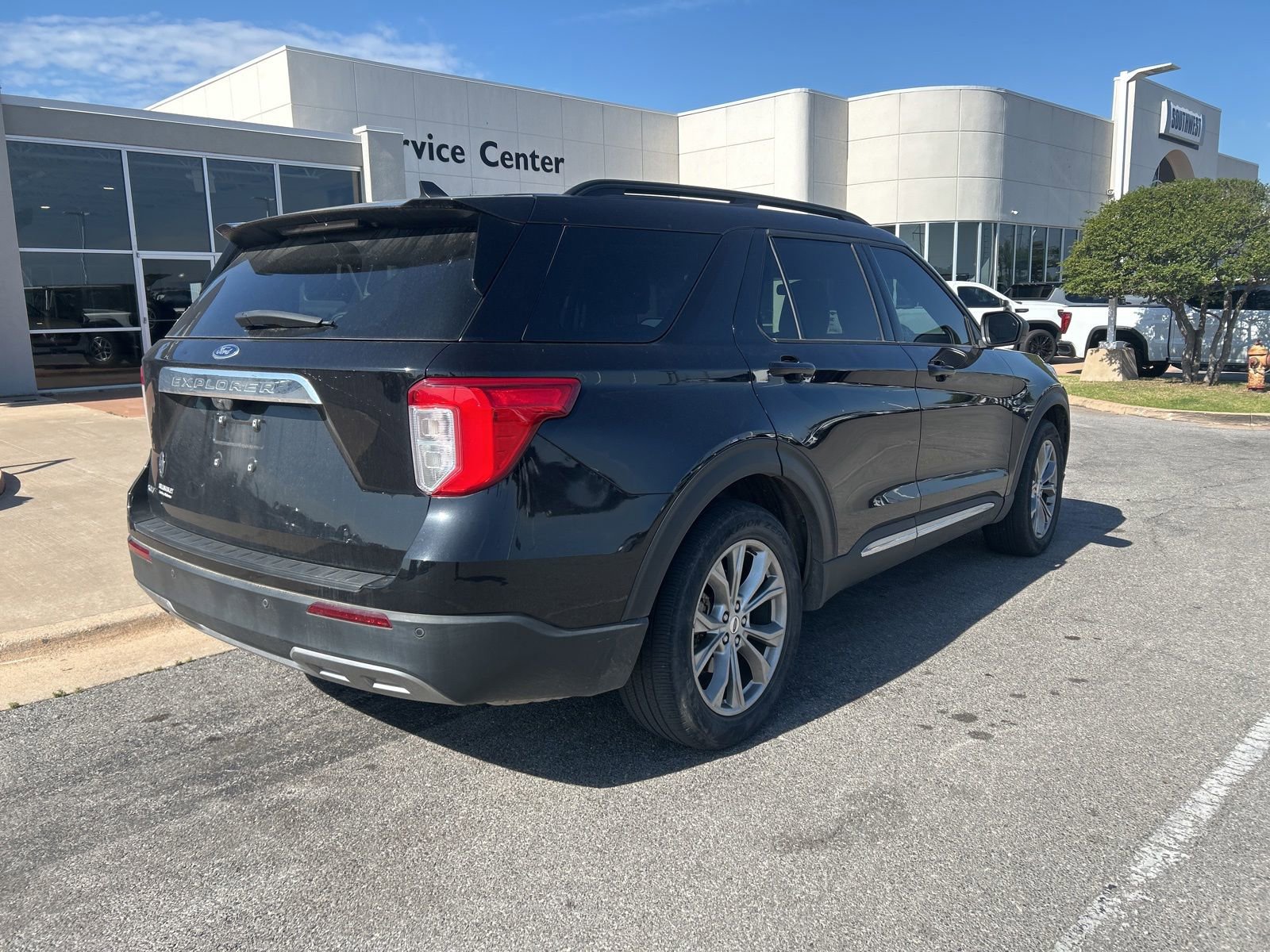 Used 2023 Ford Explorer XLT w/ Equipment Group 202A RWD image 5