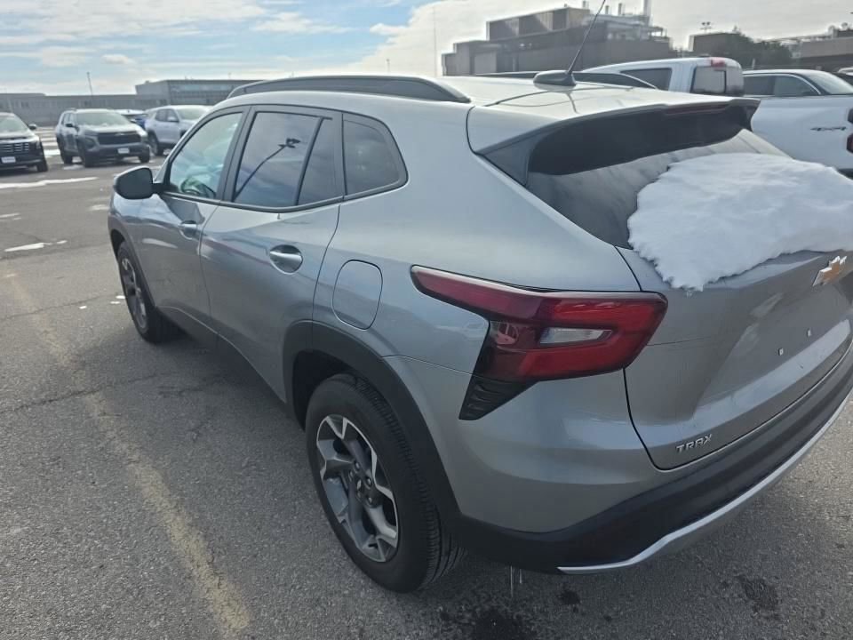 Used 2025 Chevrolet Trax LT w/ LT Convenience Package image 6