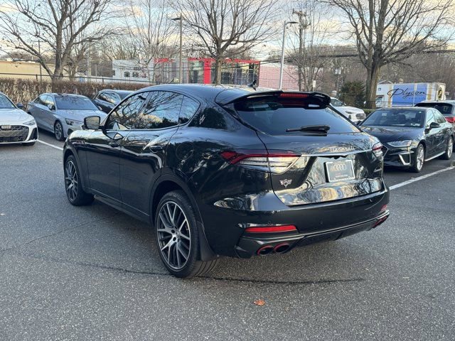 Used 2022 Maserati Levante Trofeo image 7
