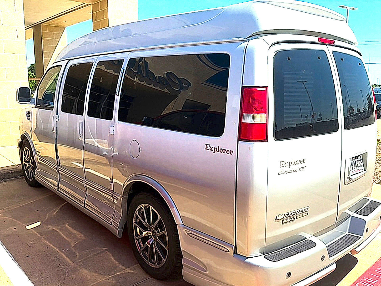 Used 2014 Chevrolet Express 1500 RWD image 2