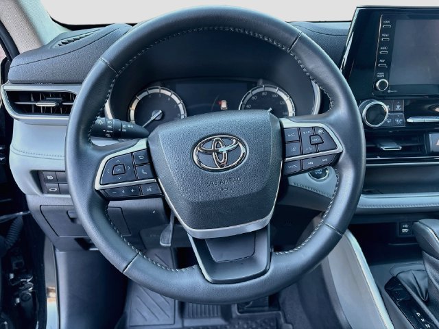 Used 2022 Toyota Highlander XLE AWD/4WD image 12