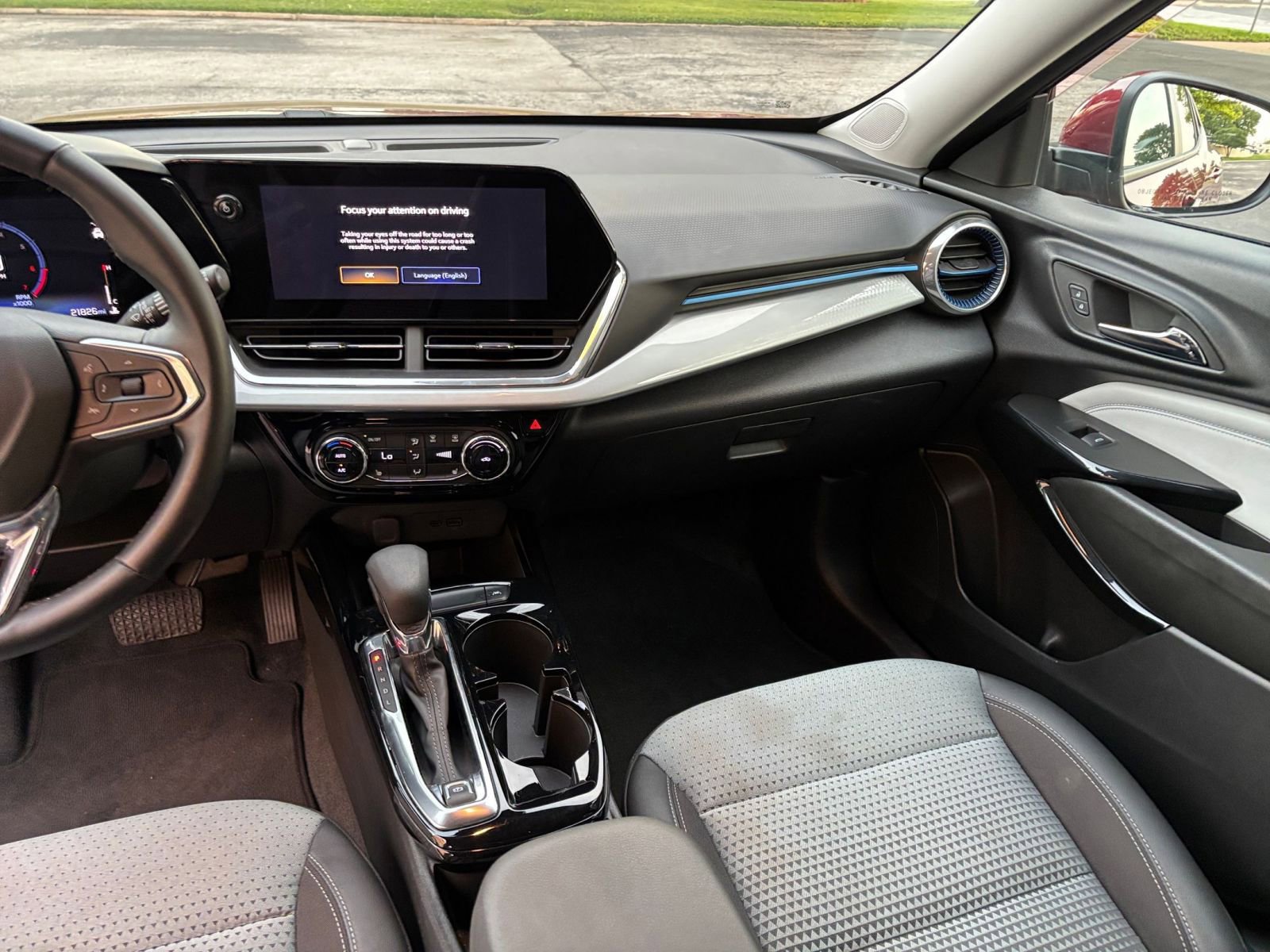 Used 2025 Chevrolet Trax LT w/ LT Convenience Package FWD image 30