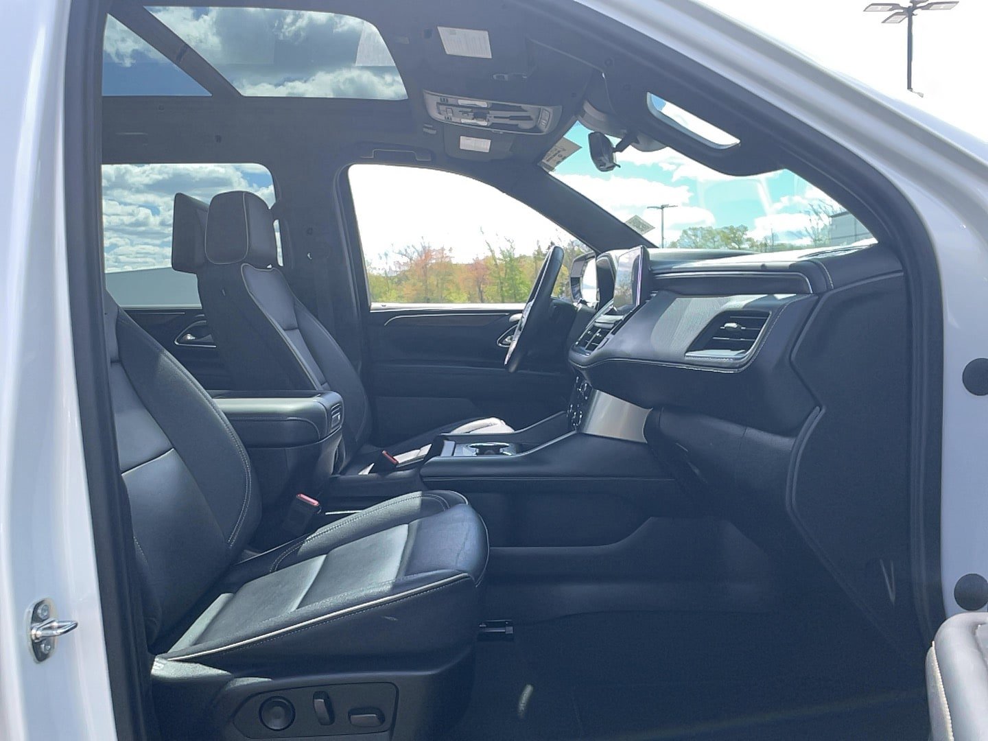 Used 2023 Chevrolet Suburban Premier w/ Advanced Technology Package AWD/4WD image 19