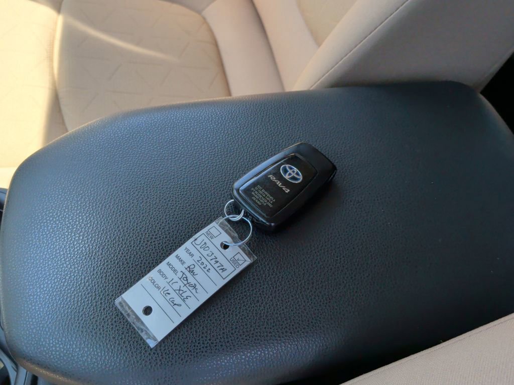 Used 2022 Toyota RAV4 XLE AWD/4WD image 31