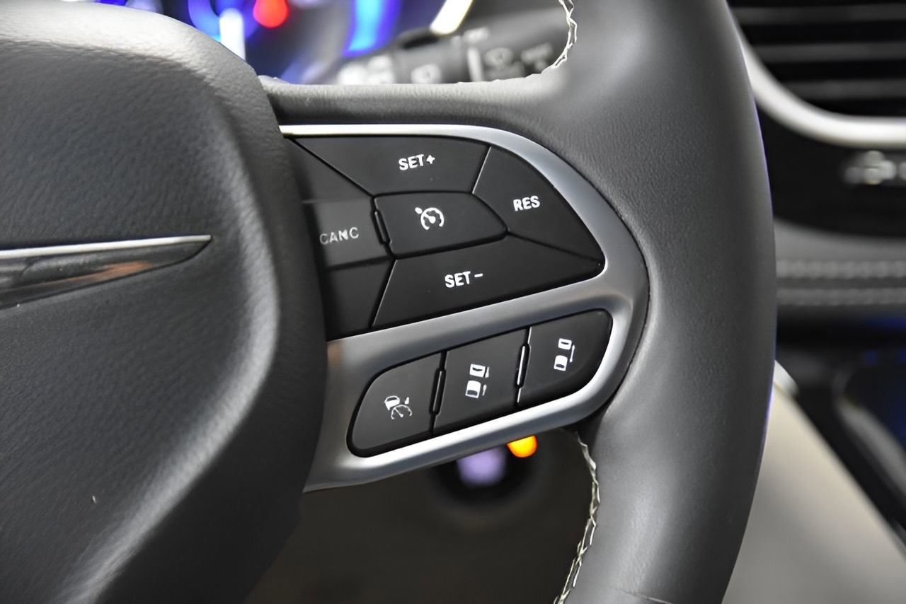 Used 2023 Chrysler Pacifica Touring-L image 19