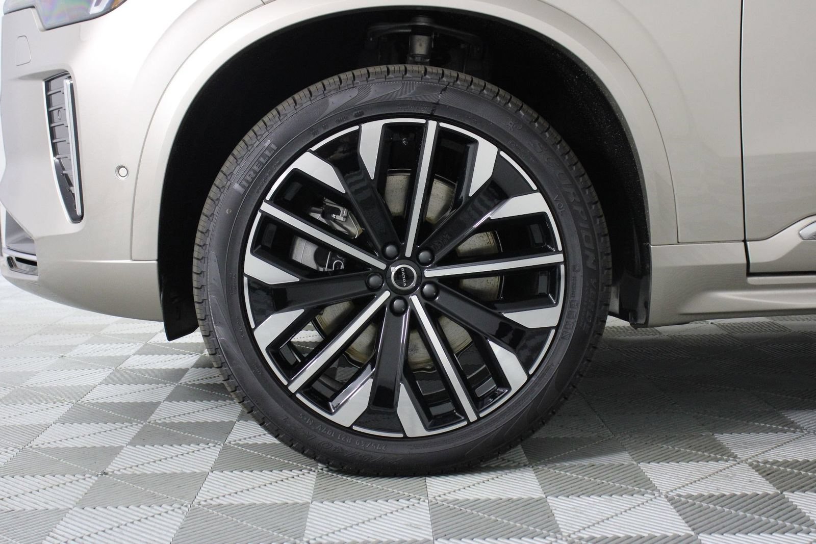 New 2026 Volvo XC90 T8 Plus w/ Protection Package Premier AWD/4WD image 13