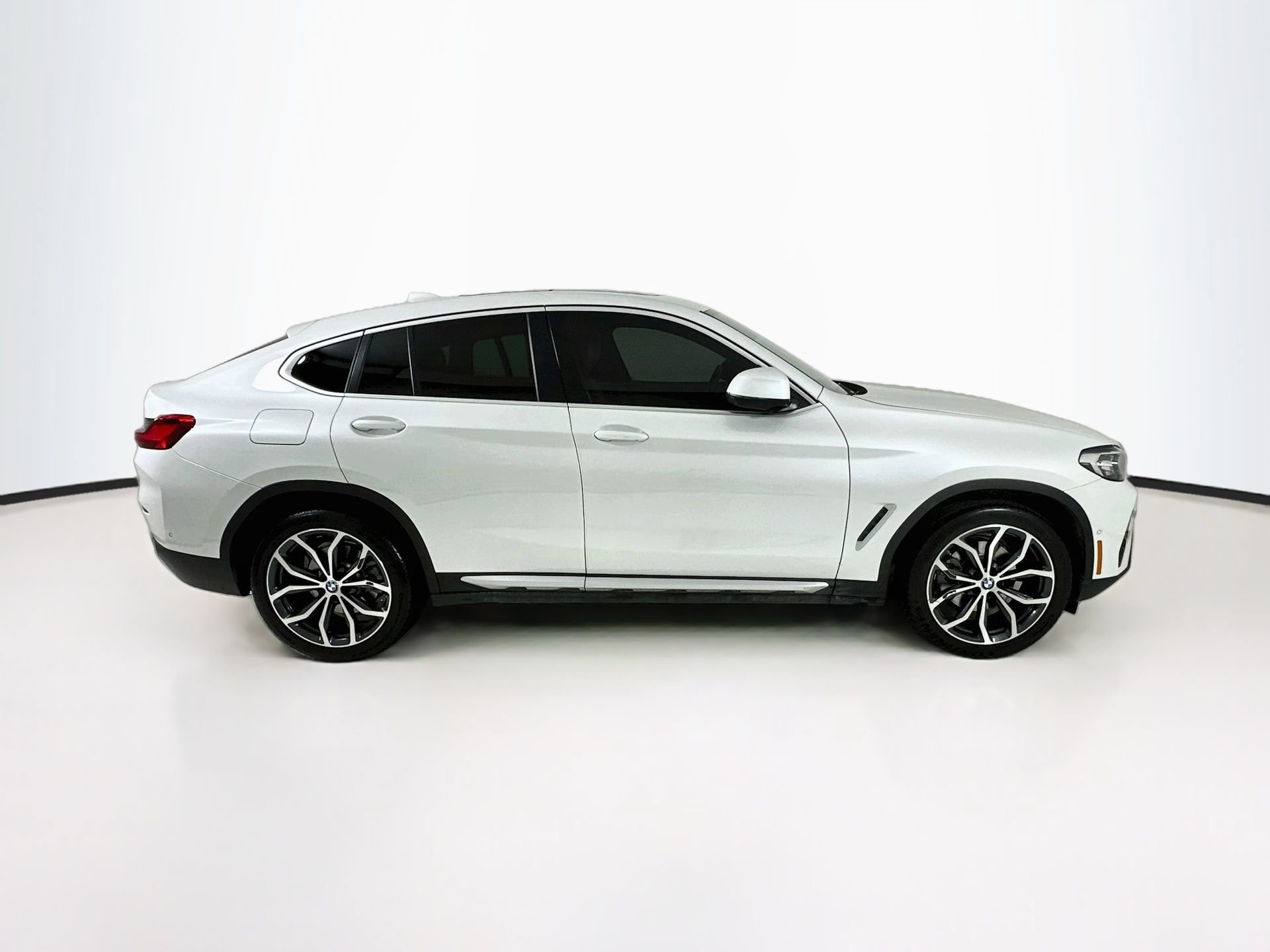 Used 2024 BMW X4 xDrive30i w/ Premium Package AWD/4WD image 9