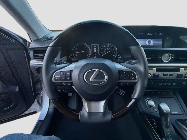 Used 2016 Lexus ES 350 w/ Luxury Package w/Wood Trim FWD image 38