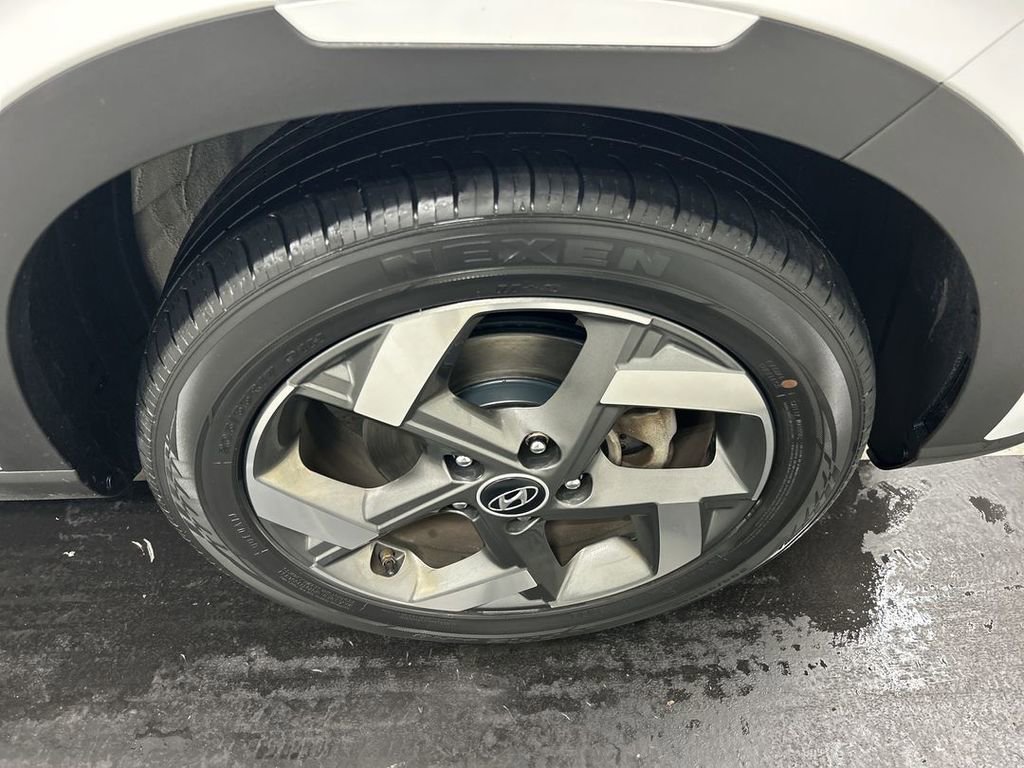Used 2023 Hyundai Venue Limited w/ Cargo Package FWD image 8