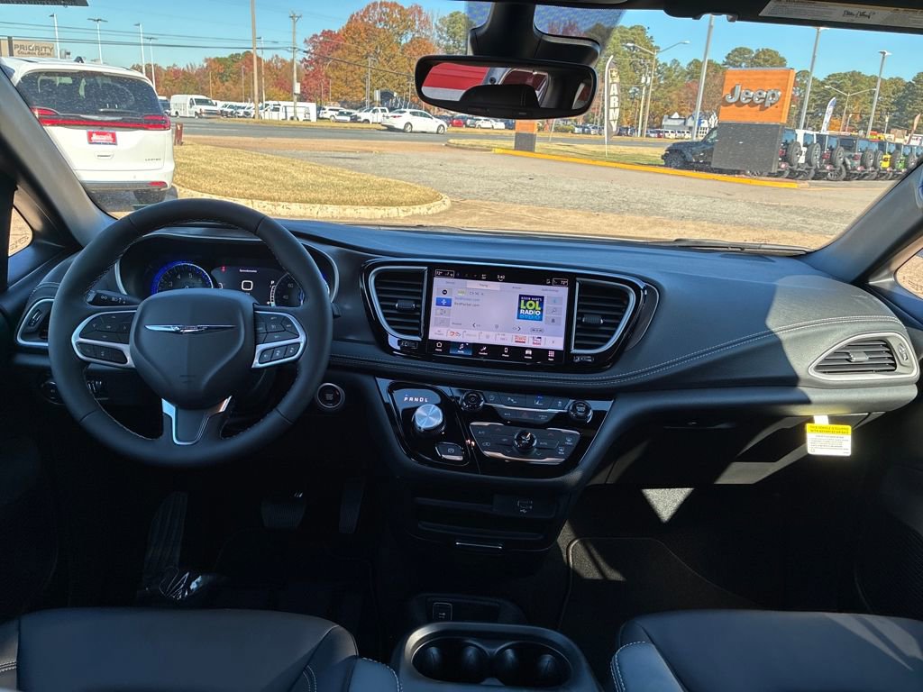 New 2026 Chrysler Pacifica Select image 12