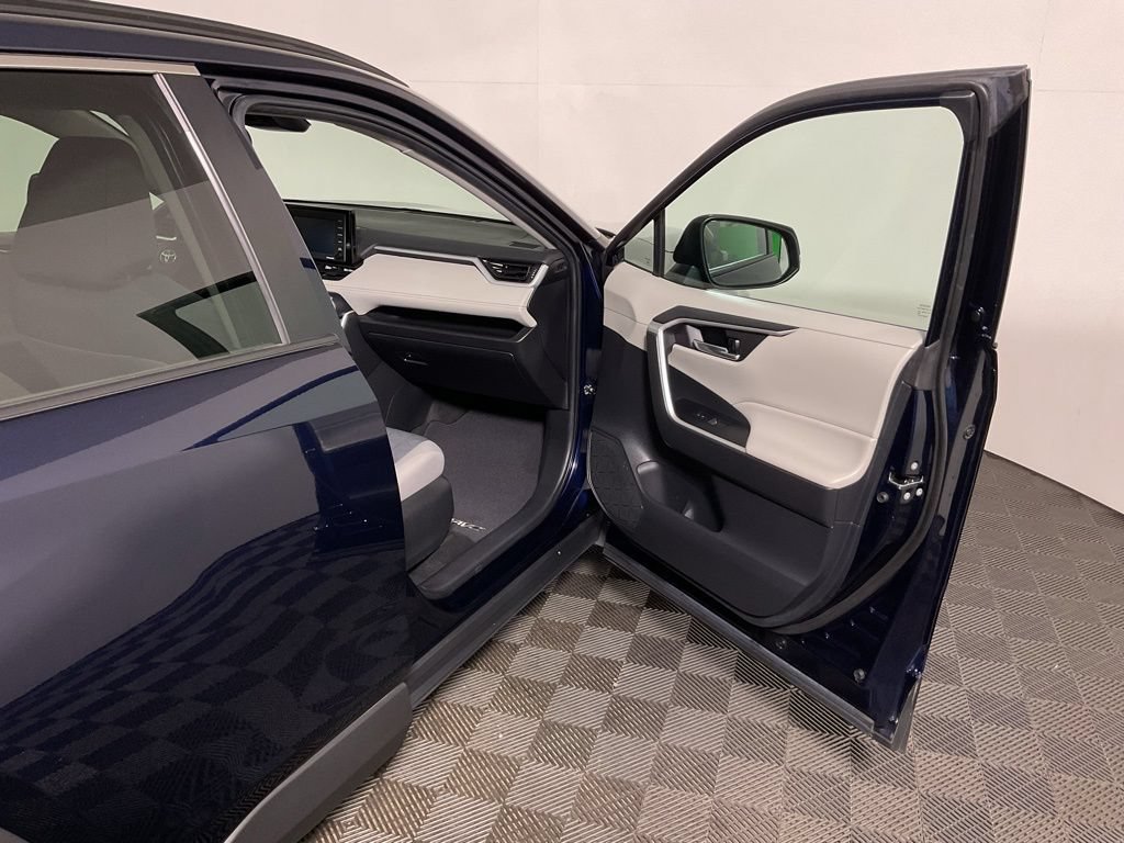 Used 2022 Toyota RAV4 XLE AWD/4WD image 35