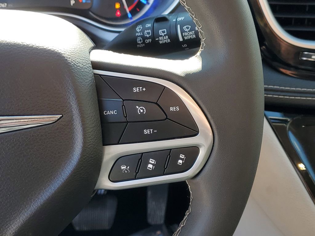 Used 2024 Chrysler Pacifica Limited FWD image 25