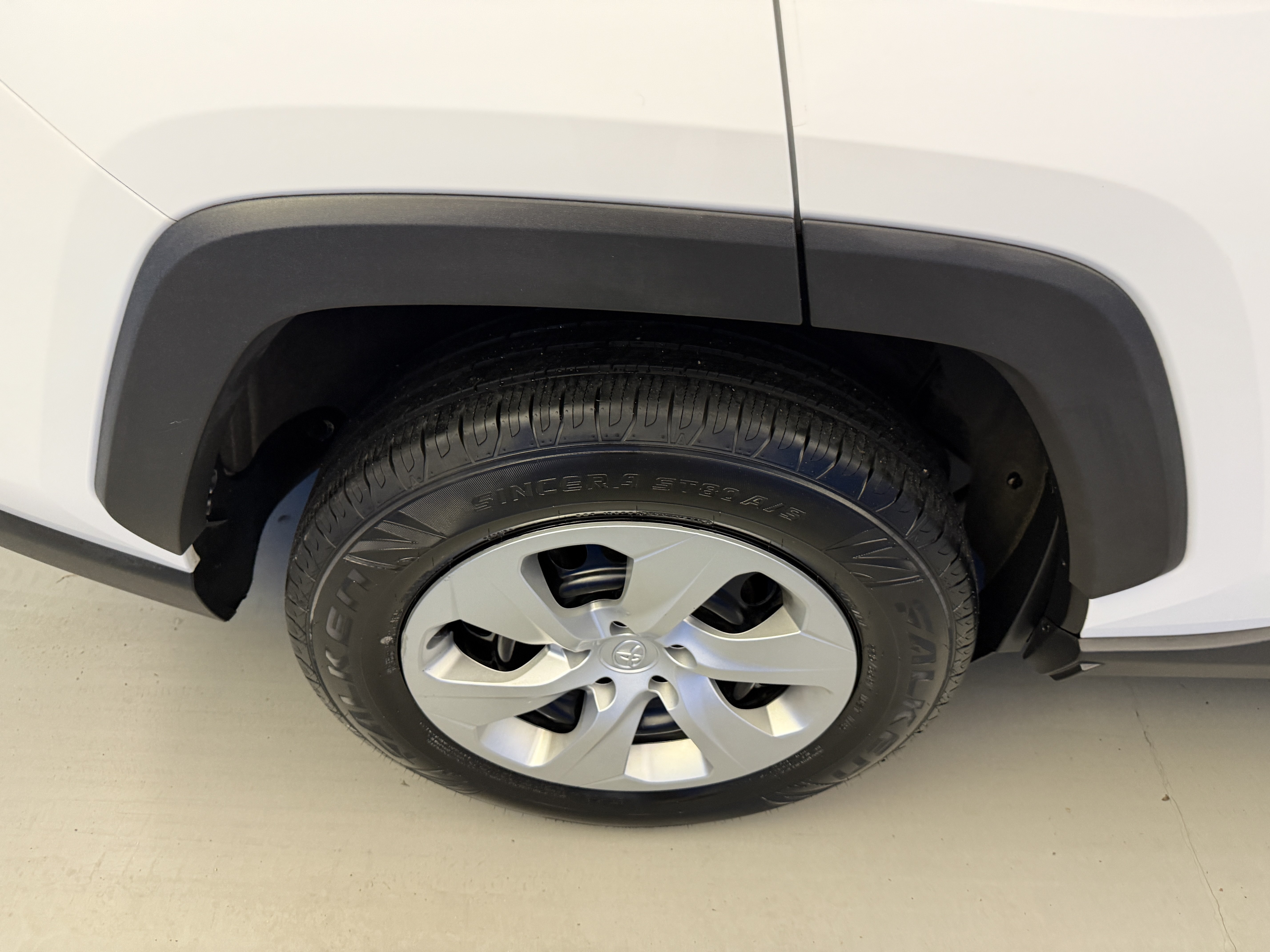 Used 2022 Toyota RAV4 LE FWD image 8