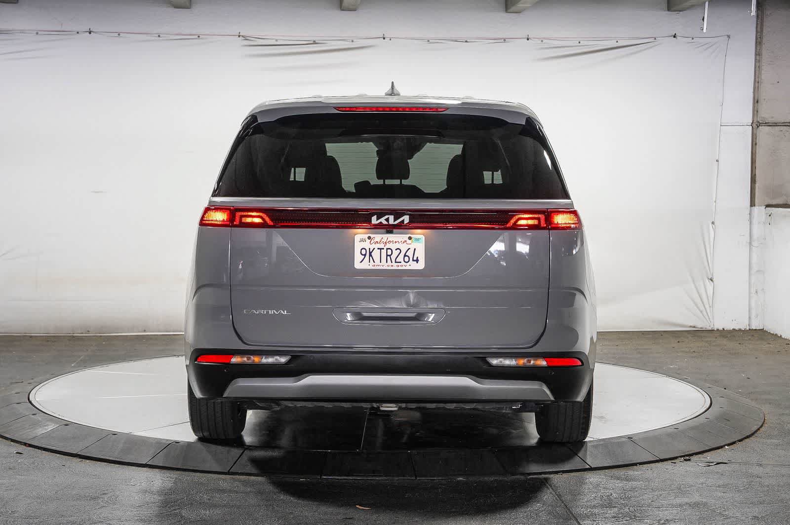 Used 2024 Kia Carnival EX FWD image 3