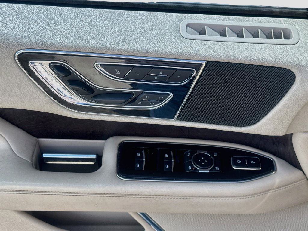 Used 2018 Lincoln Navigator Select AWD/4WD image 19