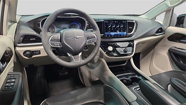 Used 2024 Chrysler Pacifica Limited image 17