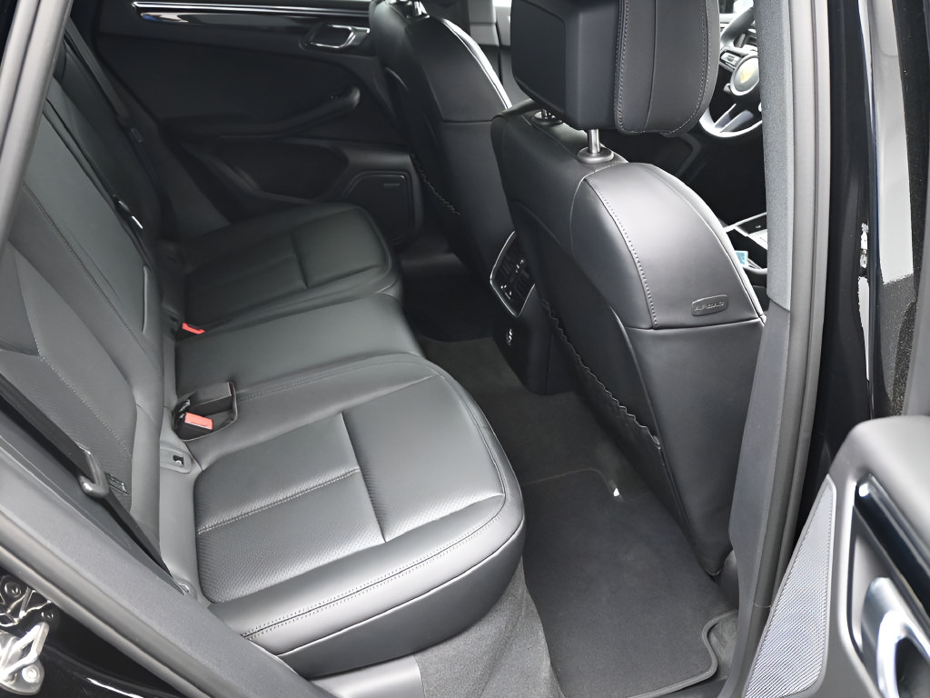 Certified 2026 Porsche Macan AWD/4WD image 9