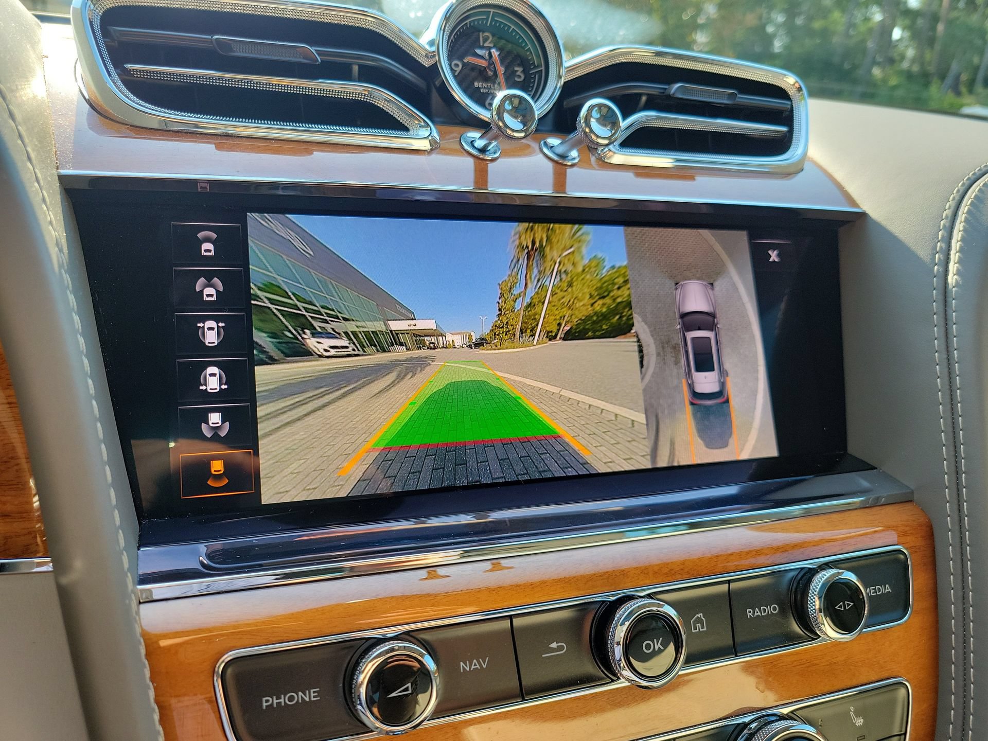 Certified 2023 Bentley Bentayga Plug-In Hybrid AWD/4WD image 43