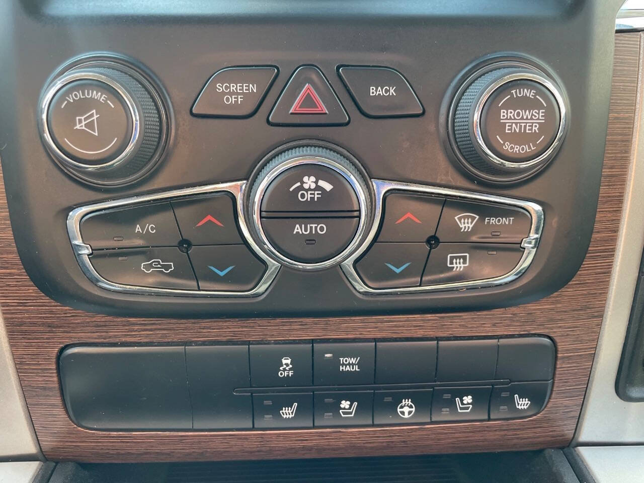 Used 2017 RAM 1500 Laramie w/ Convenience Group AWD/4WD image 28