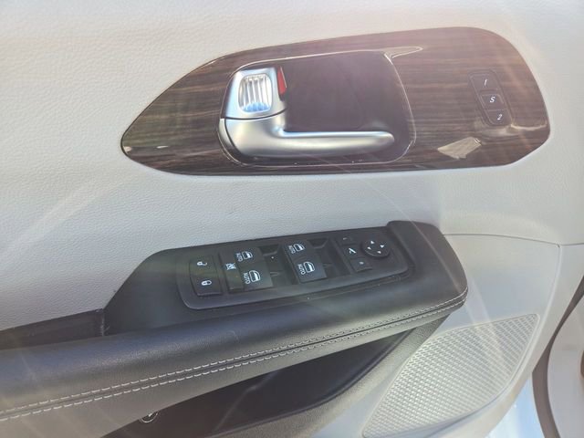 Used 2023 Chrysler Pacifica Limited image 13
