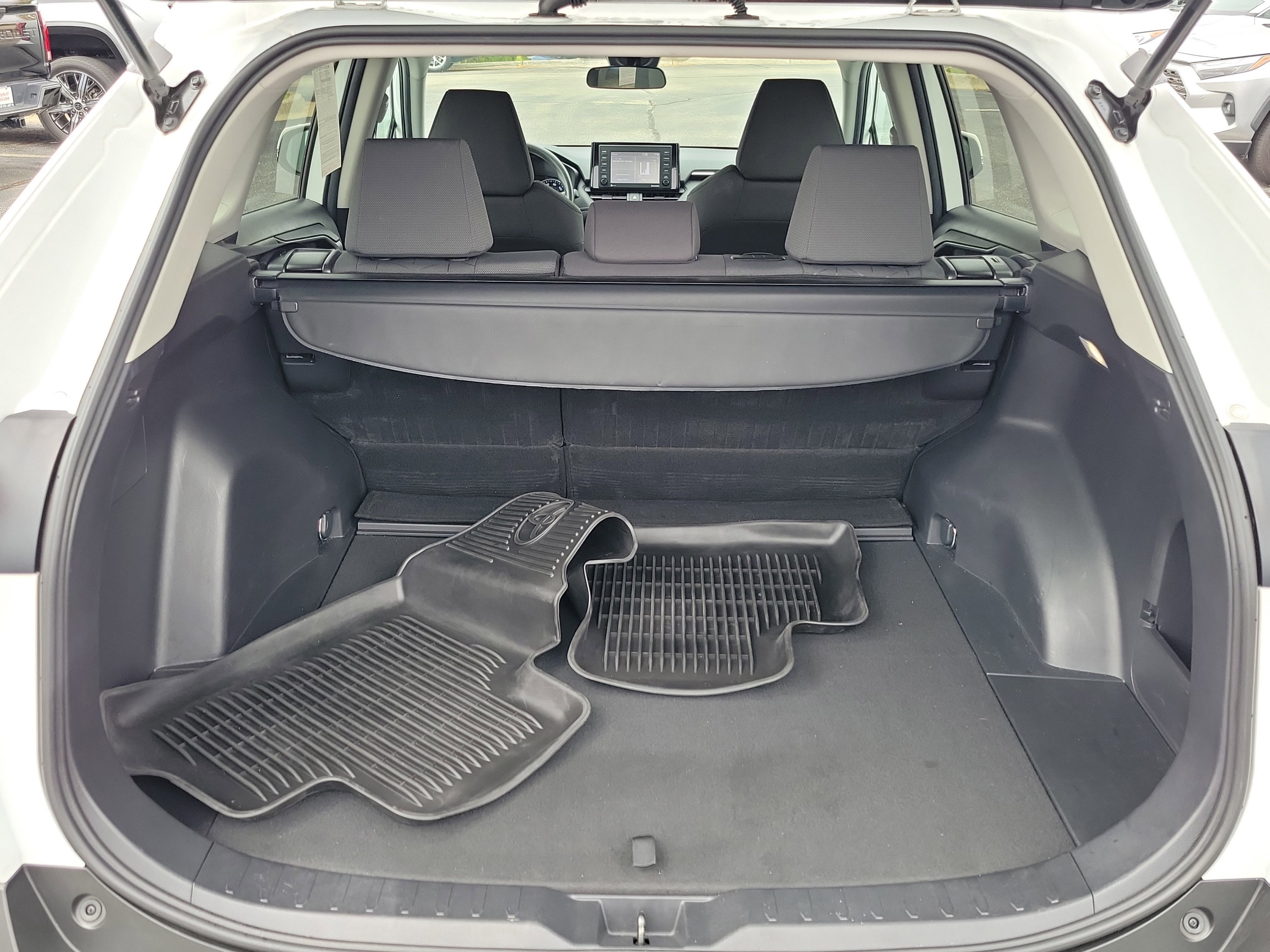 Used 2022 Toyota RAV4 XLE image 9