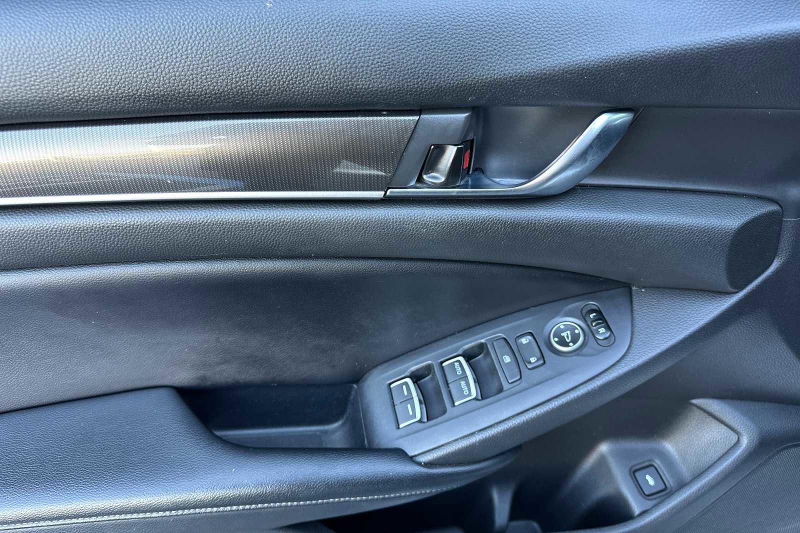 Used 2018 Honda Accord Sport image 11