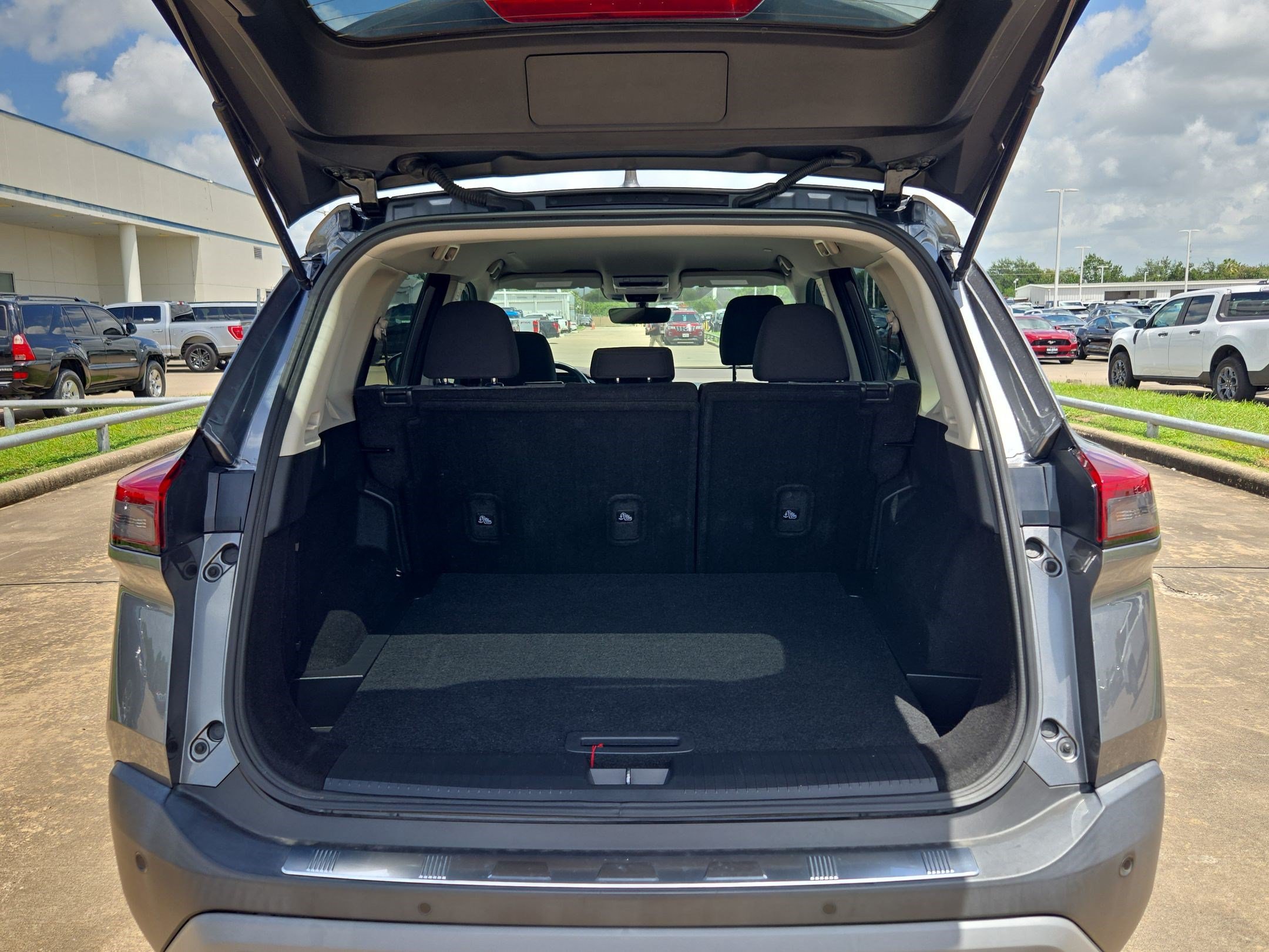 Used 2023 Nissan Rogue SV FWD image 30