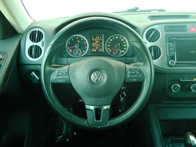 Used 2011 Volkswagen Tiguan SE image 29